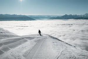 Skifahren auf der Nordkette in Innsbruck – Wintersport über der Stadt