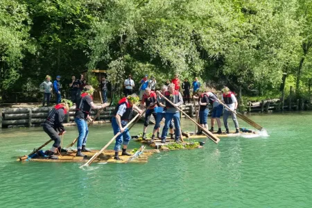 Holz-Floßbauworkshop am Ufer der Enns Bild 1
