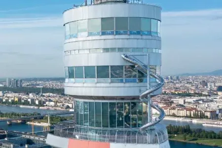 Restaurantbesuch im Donauturm Wien – Genuss mit 360°-Panorama Bild 1